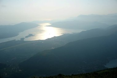      Sabahın erken saatlerinde dağın tepesinden Kotor Körfezi 'ne güzel bir panoramik manzara. Gün doğumu ve yoğun sis.                          