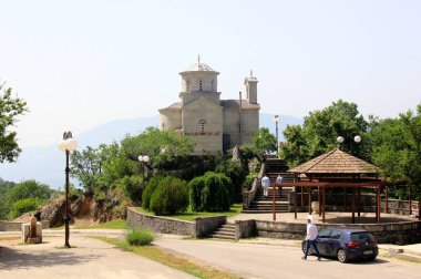 Ostrog, Karadağ - 23 Haziran 2023. Yaz boyunca Ostrog Manastırı 'ndaki Aziz Stanko Kilisesi.