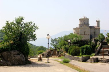 Ostrog, Karadağ - 23 Haziran 2023. Yaz boyunca Ostrog Manastırı 'ndaki Aziz Stanko Kilisesi.