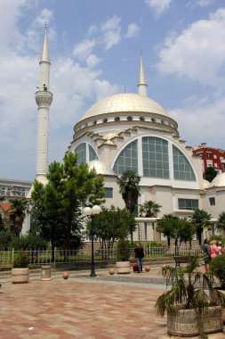 Şkoder, Arnavutluk - 24 Haziran 2023: Xhamia e Madhe - Arnavutluk 'taki Ebu Beker camii. Şkoder 'deki El-Zamil Camii, güneşli yaz günlerinde