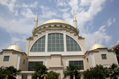 Şkoder, Arnavutluk - 24 Haziran 2023: Xhamia e Madhe - Arnavutluk 'taki Ebu Beker camii. Şkoder 'deki El-Zamil Camii, güneşli yaz günlerinde