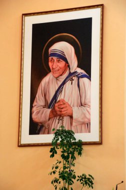 Shkoder, Arnavutluk - 24 Haziran 2023: Meryem Ana Teresa di Kalküta 'nın Portresi, Aziz Stephen Katedrali, Şkoder, Arnavutluk