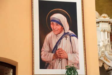 Shkoder, Arnavutluk - 24 Haziran 2023: Meryem Ana Teresa di Kalküta 'nın Portresi, Aziz Stephen Katedrali, Şkoder, Arnavutluk