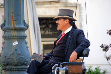 Viyana, Avusturya, 17.06.2003: Viyana, Viyana, Avusturya sokaklarında turist taşıyan eski at arabası