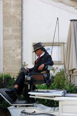 Viyana, Avusturya, 17.06.2003: Viyana, Viyana, Avusturya sokaklarında turist taşıyan eski at arabası