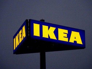   Riga, Letonya - 02 Aralık 2022: Geceleyin karanlık gökyüzünün arka planında büyük bir afiş                             