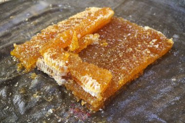       Bal hücreleri kumaş üzerinde, baskıya hazır. Kumaştan mekanik bal presi. Bal işleme                         