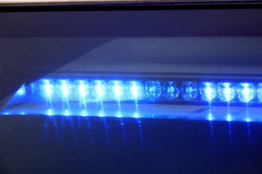 Mavi polis arabası ışığı. Gün boyunca devriye arabasının üstünde mavi polis ışıkları.