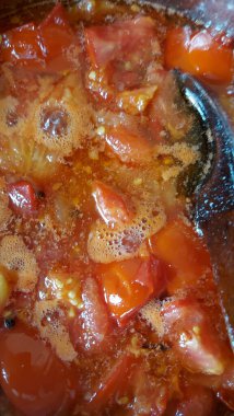 Şekerli eriklerden reçel yapmak. Erik reçeli hazırlamak. Tatlı meyve arkaplanı