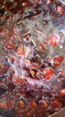 Şekerli eriklerden reçel yapmak. Erik reçeli hazırlamak. Tatlı meyve arkaplanı