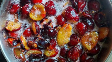 Şekerli eriklerden reçel yapmak. Erik reçeli hazırlamak. Tatlı meyve arkaplanı