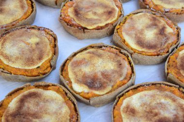 Hasır sepette havuçlu çavdar tartı, patates ve kimyon. Sklandrausis 'de havuç ve çavdar hamurlu Letonya tatlısı.