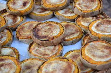 Hasır sepette havuçlu çavdar tartı, patates ve kimyon. Sklandrausis 'de havuç ve çavdar hamurlu Letonya tatlısı.