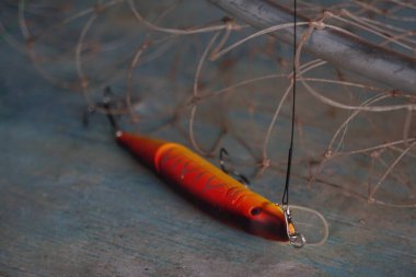     Balık yemi ve balık ağıyla sakin bir hayat. Büyük kancalarla balık yemi, plastik balıkçılık olta takımı..                           