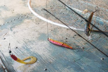    Balık yemi ve balık ağıyla sakin bir hayat. Büyük kancalarla balık yemi, plastik balıkçılık olta takımı..                           