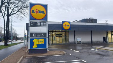 Riga, Letonya, Kasım 26, 2024: Riga, Letonya 'da logolu LIDL süpermarket, pano kapanışı.