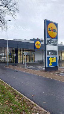 Riga, Letonya, Kasım 26, 2024: Riga, Letonya 'da logolu LIDL süpermarket, pano kapanışı.