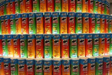       Riga, Letonya 15 Aralık 2024: Pringles cipsi paketleri, bir sürü farklı Pringles cipsi. Noel cipsi ağacı. süpermarket Akropol, Riga                         