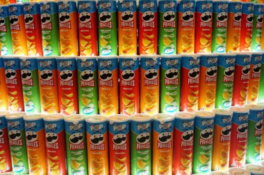       Riga, Letonya 15 Aralık 2024: Pringles cipsi paketleri, bir sürü farklı Pringles cipsi. Noel cipsi ağacı. süpermarket Akropol, Riga                         