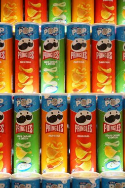       Riga, Letonya 15 Aralık 2024: Pringles cipsi paketleri, bir sürü farklı Pringles cipsi. Noel cipsi ağacı. süpermarket Akropol, Riga                         