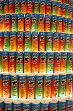       Riga, Letonya 15 Aralık 2024: Pringles cipsi paketleri, bir sürü farklı Pringles cipsi. Noel cipsi ağacı. süpermarket Akropol, Riga                         