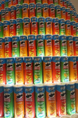       Riga, Letonya 15 Aralık 2024: Pringles cipsi paketleri, bir sürü farklı Pringles cipsi. Noel cipsi ağacı. süpermarket Akropol, Riga                         
