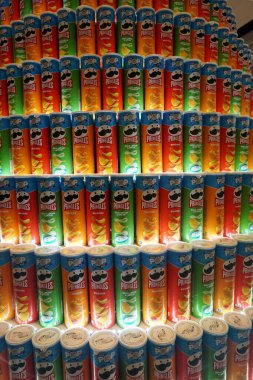       Riga, Letonya 15 Aralık 2024: Pringles cipsi paketleri, bir sürü farklı Pringles cipsi. Noel cipsi ağacı. süpermarket Akropol, Riga                         