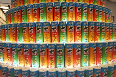       Riga, Letonya 15 Aralık 2024: Pringles cipsi paketleri, bir sürü farklı Pringles cipsi. Noel cipsi ağacı. süpermarket Akropol, Riga                         