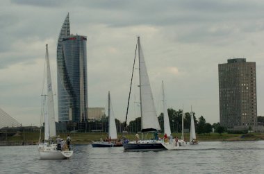 Riga, Letonya 05 Ağustos 2005: Riga, Daugava Nehri 'nde yelken yarışı. Yatlar akşam ışığında suyun üzerinde.