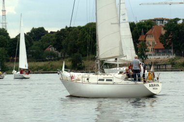 Riga, Letonya 05 Ağustos 2005: Riga, Daugava Nehri 'nde yelken yarışı. Yatlar akşam ışığında suyun üzerinde.