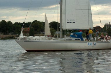 Riga, Letonya 05 Ağustos 2005: Riga, Daugava Nehri 'nde yelken yarışı. Yatlar akşam ışığında suyun üzerinde.