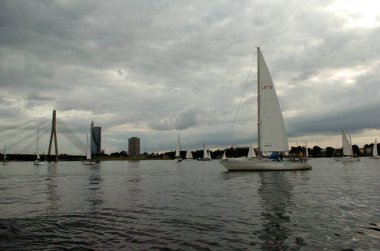 Riga, Letonya 05 Ağustos 2005: Riga, Daugava Nehri 'nde yelken yarışı. Yatlar akşam ışığında suyun üzerinde.