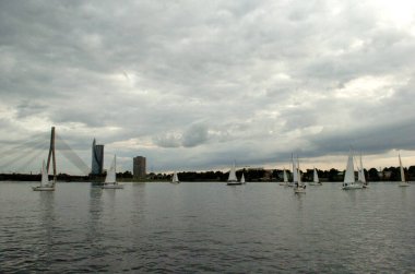 Riga, Letonya 05 Ağustos 2005: Riga, Daugava Nehri 'nde yelken yarışı. Yatlar akşam ışığında suyun üzerinde.
