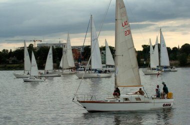 Riga, Letonya 05 Ağustos 2005: Riga, Daugava Nehri 'nde yelken yarışı. Yatlar akşam ışığında suyun üzerinde.