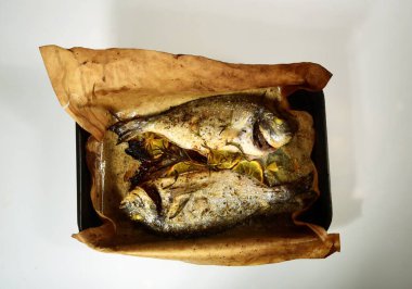 İki kızarmış dorada, ızgara sebzeli, limonlu ve baharatlı. Dorado tarifleri, beyaz arkaplan