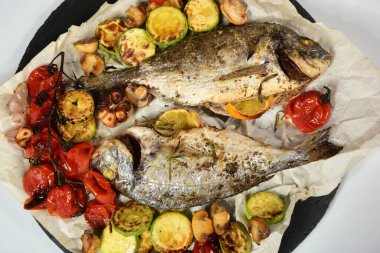 İki kızarmış dorada, ızgara sebzeli, limonlu ve baharatlı. Dorado tarifleri, beyaz arkaplan