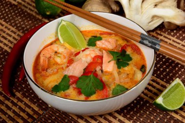 Tom yum koong Thai baharatlı karides çorbası. Mantar ve somonlu Tom Kha çorbası.