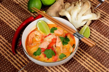 Tom yum koong Thai baharatlı karides çorbası. Mantar ve somonlu Tom Kha çorbası.