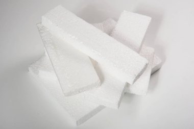 Köpük parçaları, beyaz arka plan yığını. Stil köpük. Fabrika üretim kağıtları