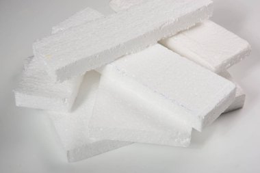 Köpük parçaları, beyaz arka plan yığını. Stil köpük. Fabrika üretim kağıtları