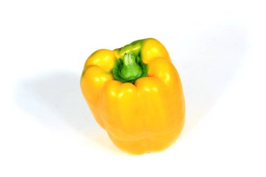 Beyaz arka planda izole edilmiş tatlı renkli biber. turuncu, kırmızı ve yeşil dolma biber