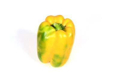 Beyaz arka planda izole edilmiş tatlı renkli biber. turuncu, kırmızı ve yeşil dolma biber