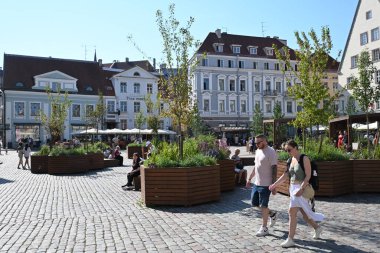 Tallinn, Estonya - 19 Temmuz 2025 Tallinn Old Town. Şehirde dinlenen insanlar.