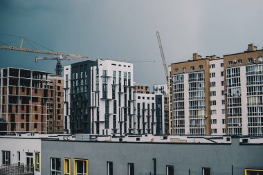 Lviv, Ukrayna 'da inşaat alanında. Yeni konutlar inşa ediliyor. Arka planda bulutlu fırtınalı gökyüzü.