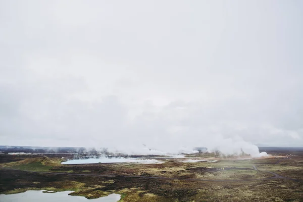 Geyser Vapor Sobre Campos Verdes Islândia — Fotografia de Stock