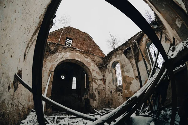 Ruiny Opuszczonego Starego Kościoła Zgniłymi Kłodami Bez Dachu Pokrytego Śniegiem — Zdjęcie stockowe