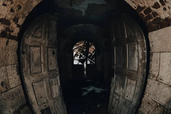 Εγκαταλελειμμένη Είσοδος Στην Εκκλησία Σάπιες Ξύλινες Πόρτες — Φωτογραφία Αρχείου