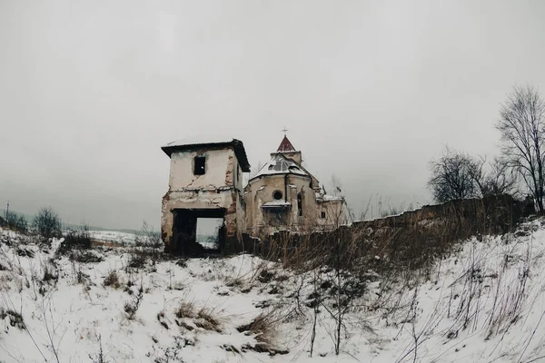 在忧郁寒冷的田野里一座废弃的旧教堂的废墟 — 图库照片