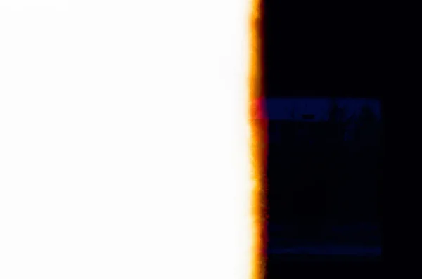 Край Фільму Яскравий Білий Чорний Фон Розділений Помаранчевою Вертикальною Лінією — стокове фото