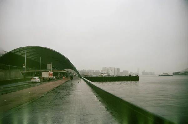 荷兰阿姆斯特丹的一个港口附近寒冷多云的早晨 电影摄影 — 图库照片